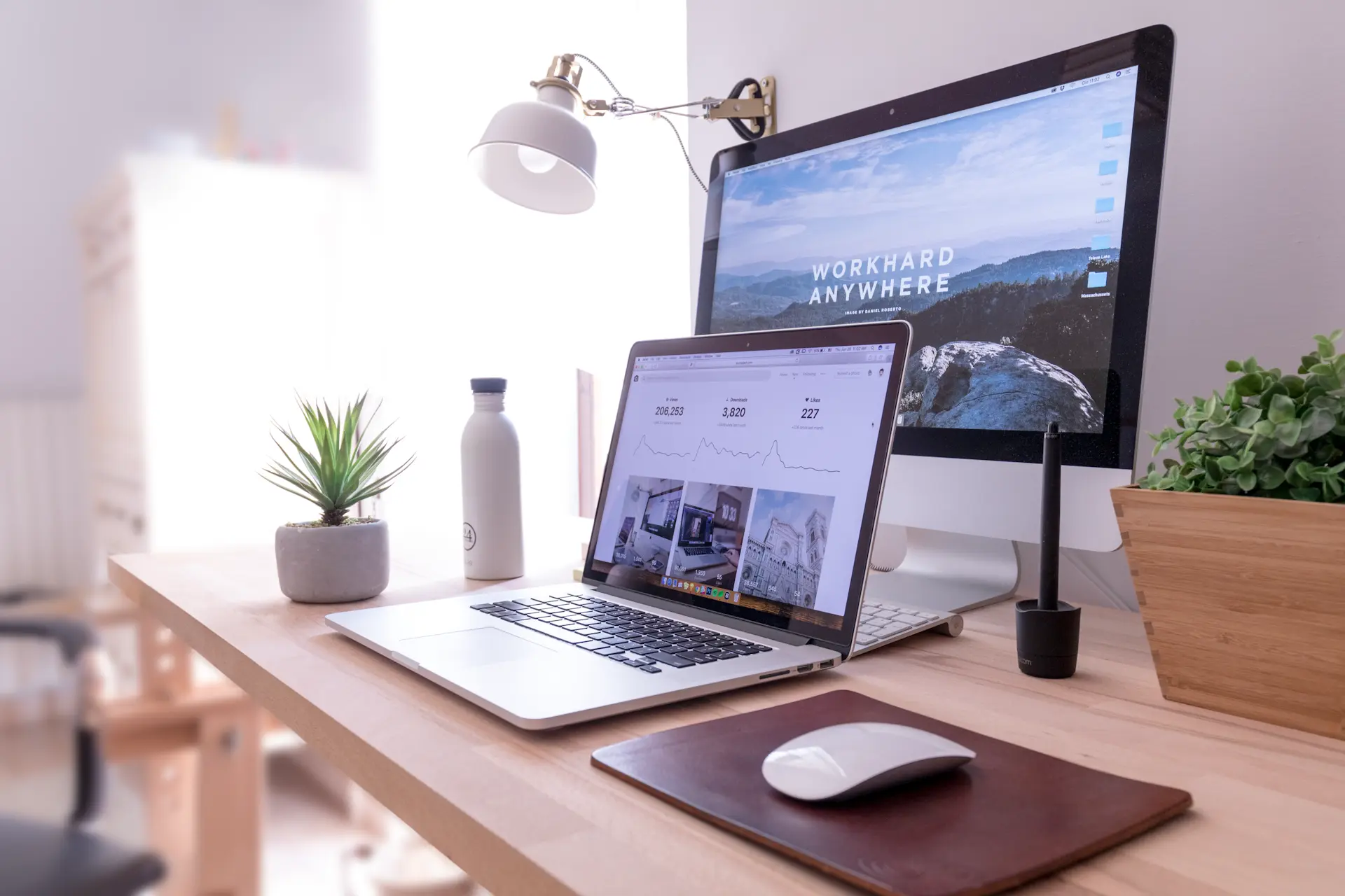 Laptop mit geöffneter Website auf einem Schreibtisch